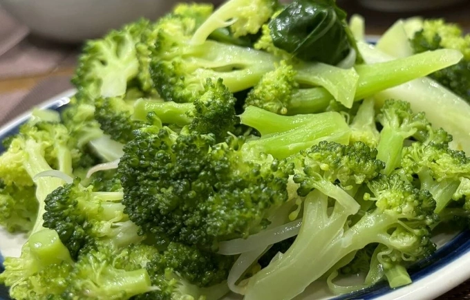 5 thói quen buổi sáng giúp giảm đầy hơi Ăn bông cải xanh vào buổi sáng dễ gây đầy hơi. Ảnh: Anh Chi