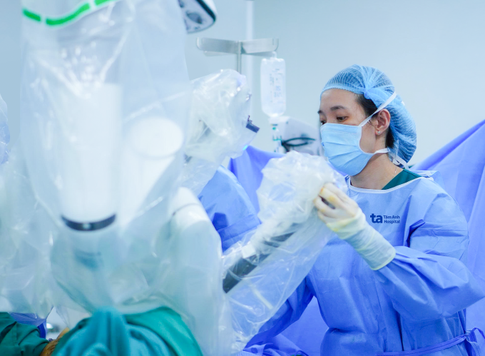 Nữ giới ngồi nhiều có bị sa bàng quang? TS.BS Lê Phúc Liên thực hiện phẫu thuật nội soi bằng robot điều trị sa bàng quang. Ảnh minh họa: Bệnh viện Đa khoa Tâm Anh