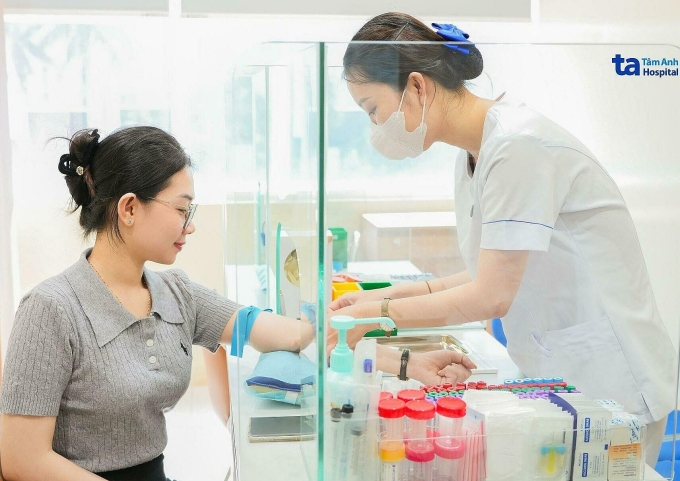 Có cần khám tiền mang thai trước khi bầu lần hai không? Xét nghiệm máu kiểm tra sức khỏe tiền mang thai. Ảnh: Phòng khám Đa khoa Tâm Anh Quận 7