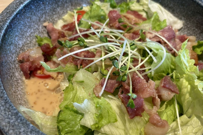 Vì sao đầy hơi sau khi ăn salad? Một số nước sốt làm salad có thể gây đầy hơi nhanh. Ảnh: Anh Chi