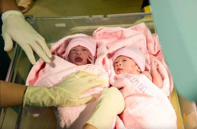 Vì sao vùng cao sinh dày, phố thị đẻ thưa? Hai em bé chào đời dịp giao thừa năm 2025. Ảnh: Ngọc Ngân