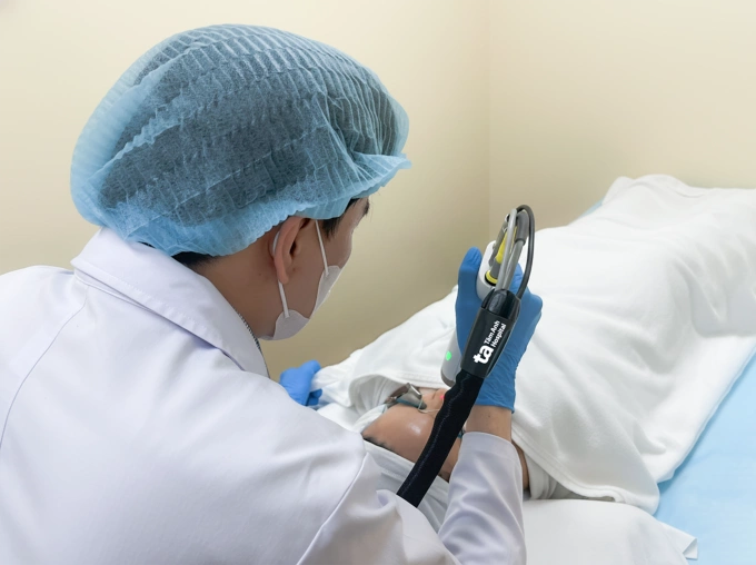 Ẩn họa từ mỹ phẩm chứa corticoid Bác sĩ sử dụng laser 6D điều trị tình trạng giãn mao mạch cho chị Hà. Ảnh: Bệnh viện Đa khoa Tâm Anh