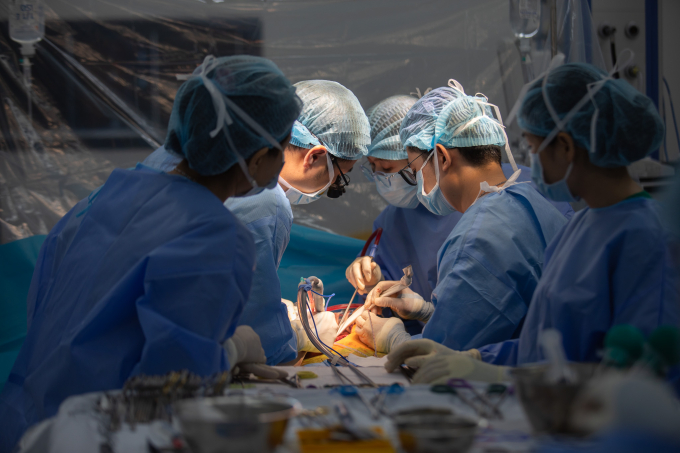 Người đàn ông nguy kịch vì bỏ điều trị viêm gan B Các bác sĩ Bệnh viện Quân y 175 phẫu thuật ghép gan xuyên đêm cứu bệnh nhân. Ảnh: Bệnh viện cung cấp