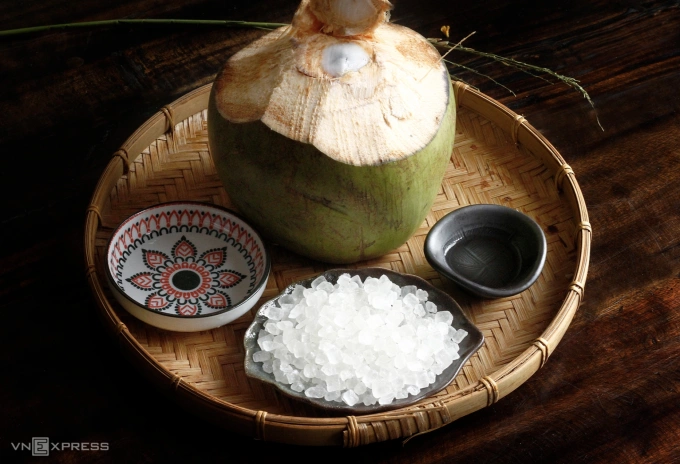 Có nên uống nước dừa mỗi ngày? Tốt nhất chỉ dùng 2-3 trái dừa mỗi tuần, khoảng 500 ml một lần. Ảnh: Bùi Thủy