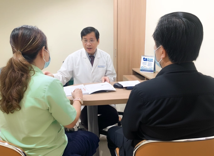 Cùng vợ giảm cân - Báo VnExpress Sức khỏe Bác sĩ Hoàng tư vấn liệu trình giảm cân cho vợ chồng anh Nguyên và chị Thoa. Ảnh: Bệnh viện Đa khoa Tâm Anh