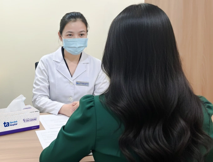 Ẩn họa từ mỹ phẩm chứa corticoid Bác sĩ Vân tư vấn cho chị Linh về cách chăm sóc da sau điều trị. Ảnh: Bệnh viện Đa khoa Tâm Anh