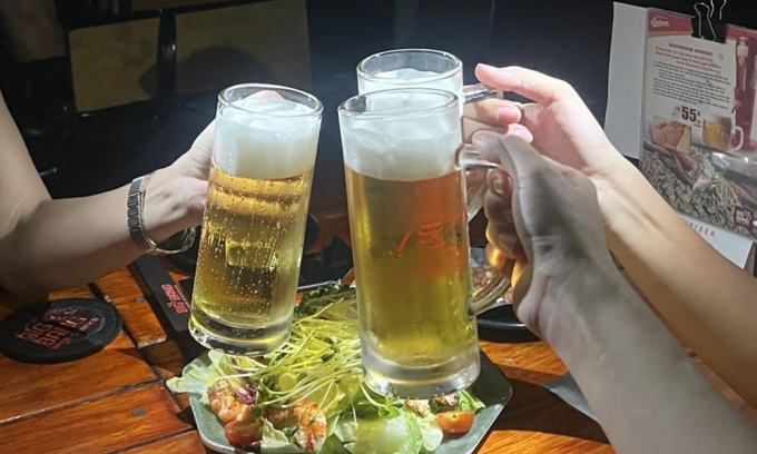 Những lầm tưởng thường gặp về sức khỏe gan Không chỉ rượu mà bia đều có khả năng gây ra tác hại tương đương với gan khi uống quá nhiều. Ảnh: Ngọc Phạm