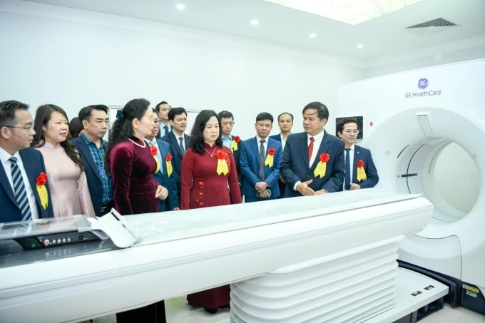 Không gian điều trị hiện đại tại Bệnh viện Bạch Mai, Việt Đức cơ sở 2 Bộ trưởng Y tế Đào Hồng Lan cùng các lãnh đạo tỉnh Ninh Bình, y bác sĩ, tham quan thiết bị y tế hiện đại được trang bị tại Bệnh viện Bạch Mai cơ sở 2, trong ngày khai trương 19/12. Ảnh: Như Ý