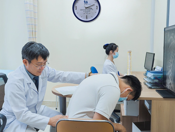 Nguyên nhân đau thần kinh tọa Bác sĩ Quỳnh kiểm tra tình trạng chức năng cột sống người bệnh. Ảnh minh họa: Bệnh viện Đa khoa Tâm Anh