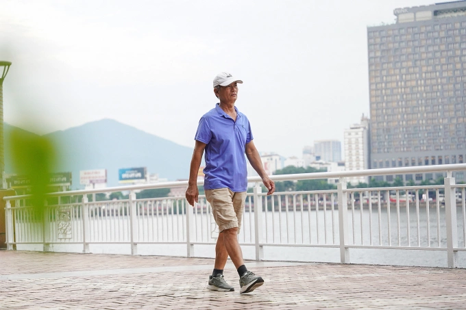 10 thói quen đơn giản giúp kéo dài tuổi thọ Bác sĩ khuyến nghị mọi người nên tập thể dục đều đặn, đặc biệt là thói quen đi bộ với mục tiêu khoảng 7.000 bước mỗi ngày. Ảnh: Nguyễn Đông