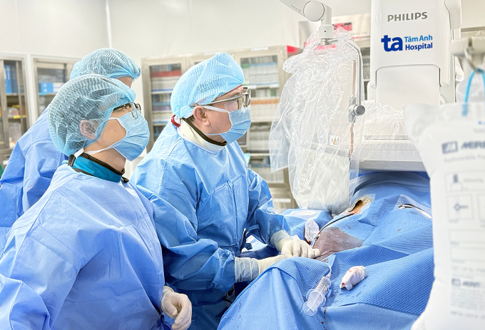 Ngoài 70 tuổi mới biết mắc bệnh tim bẩm sinh Bác sĩ can thiệp bít dù thông liên nhĩ cho bệnh nhân. Ảnh: Jaker Min