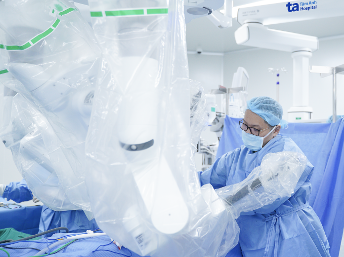 Gan che phủ u tuyến thượng thận người đàn ông Bác sĩ Đức phẫu thuật u tuyến thượng thận cho ông Thành với sự hỗ trợ của robot Da Vinci Xi. Ảnh: Bệnh viện Đa khoa Tâm Anh
