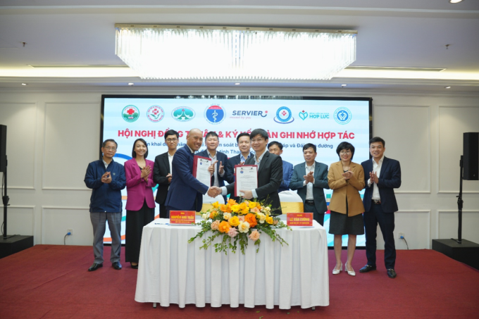 Ngành y tế Thanh Hóa thúc đẩy kiểm soát bệnh mạn tính Đại diện Sở Y tế Thanh Hóa (vị trí) và Công ty TNHH Servier Việt Nam ký kết biên bản ghi nhớ hợp tác triển khai đề án Control Rate - As One. Ảnh: Servier Việt Nam