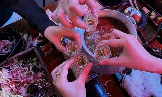 Uống rượu buổi tối, sáng hôm sau cơ thể có còn độ cồn? Không ít người uống rượu từ tối hôm trước nhưng sáng hôm sau vẫn còn nồng độ cồn trong máu và hơi thở. Ảnh: Nguyễn Huyền