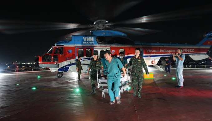 Trực thăng bay thấp 14 giờ, đưa 2 người nguy kịch từ Trường Sa về đất liền Trực thăng hạ cánh an toàn tại Bệnh viện Quân y 175 tối 22/12. Ảnh: Bệnh viện cung cấp