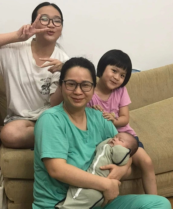 Mẹ ba con đảo ngược tuổi sinh học, thu nhỏ 26 cm vòng bụng Bức ảnh khiến chị Ánh nhận ra bản thân già nua, kém sắc. Ảnh: Nhân vật cung cấp