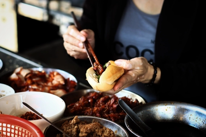 Vì sao liên tiếp xảy ra các vụ ngộ độc bánh mì? Bánh mì thường được kẹp nhiều nguyên liệu. Ảnh: Minh Thảo