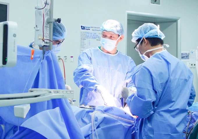 Cắt u ung thư bàng quang bằng robot phẫu thuật Êkip sử dụng robot Da Vinci Xi phẫu thuật cắt bỏ khối u và một phần bàng quang cho bà Huệ. Ảnh: Bệnh viện Đa khoa Tâm Anh