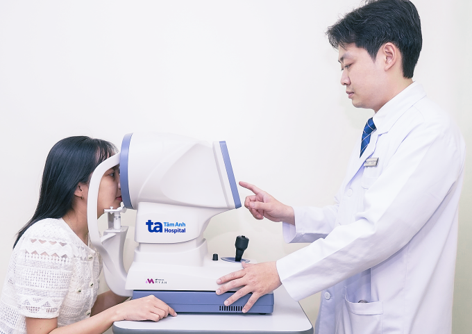 Ai có thể đeo kính áp tròng cứng để kiểm soát độ cận? Bác sĩ Huy khám mắt cho một phụ nữ. Ảnh minh họa: Bệnh viện Đa khoa Tâm Anh