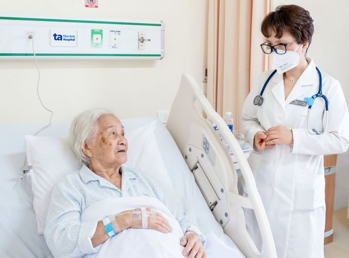 Phổi cụ bà đông đặc dịch viêm gây suy hô hấp cấp Bà Mai đã cải thiện tình trạng hô hấp sau khi được điều trị tích cực. Ảnh: Bệnh viện Đa khoa Tâm Anh