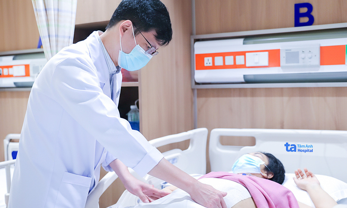 Ung thư trực tràng di căn khiến buồng trứng to gấp 15 lần