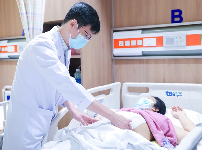Ung thư trực tràng di căn khiến buồng trứng to gấp 15 lần Bác sĩ Tấn khám cho bệnh nhân Sokha. Ảnh: Bệnh viện Đa khoa Tâm Anh