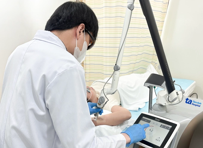 Xóa xăm bằng laser - Báo VnExpress Sức khỏe Bác sĩ Thiện điều chỉnh bước sóng laser phù hợp với từng màu mực để xóa xăm cho chị Mai. Ảnh: Bệnh viện Đa khoa Tâm Anh