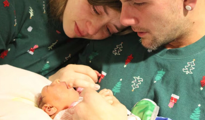 Người mẹ từ chối bỏ thai vô sọ để hiến tạng cứu người Bé Haven trong vòng tay bố mẹ sau khi được tháo các thiết bị hỗ trợ sự sống. Ảnh: HCA Florida Brandon Hospital