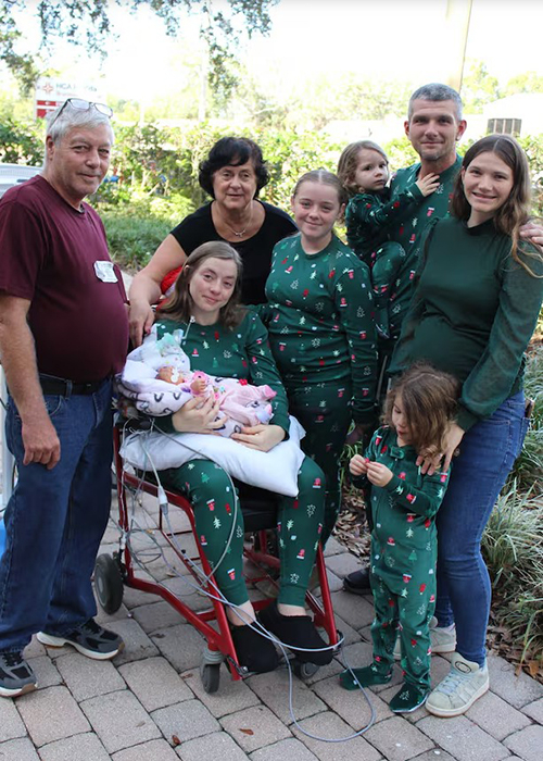 Người mẹ từ chối bỏ thai vô sọ để hiến tạng cứu người Gia đình chụp ảnh cùng bé Haven tại vườn của bệnh viện. Ảnh: HCA Florida Brandon Hospital