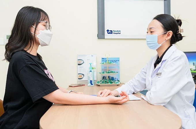 Dấu hiệu thường gặp cảnh báo bệnh gan Bác sĩ Vân tư vấn cho người bệnh. Ảnh minh họa: Bệnh viện Đa khoa Tâm Anh