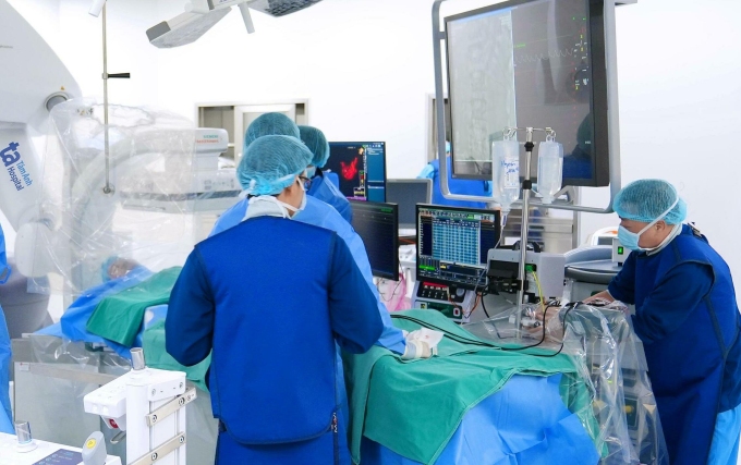 Cấy máy tạo nhịp tim cho người bị block nhĩ thất Êkíp can thiệp đặt máy tạo nhịp cho người bệnh. Ảnh: Bệnh viện Đa khoa Tâm Anh