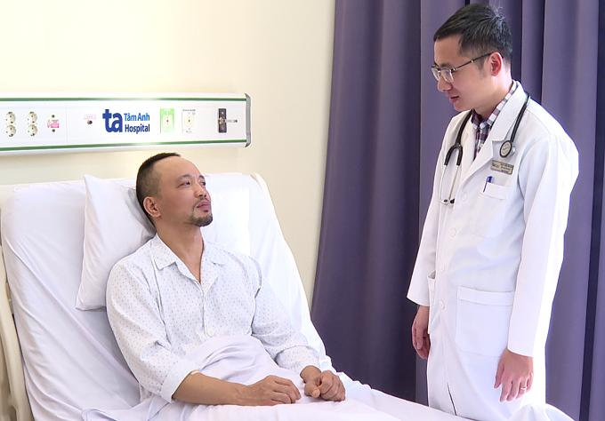 Cấy máy tạo nhịp tim cho người bị block nhĩ thất Bác sĩ Thao thăm khám và dặn dò anh Tùng trước khi xuất viện. Ảnh: Bệnh viện Đa khoa Tâm Anh