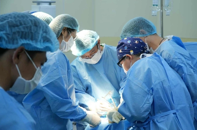 Tưởng bong gân do chơi pickleball hóa tổn thương sụn - xương BS.CK2 Trương Công Dũng và êkíp phẫu thuật bệnh nhân. Ảnh: Bác sĩ cung cấp