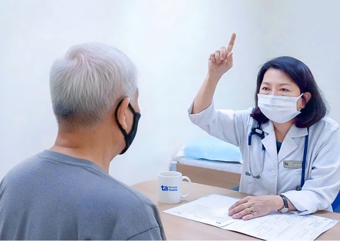 Tắm nước ấm sai cách vào mùa lạnh có thể gây đột quỵ Bác sĩ đánh giá tình trạng sức khỏe cho ông Long trong ngày tái khám. Ảnh: Bệnh viện Đa khoa Tâm Anh