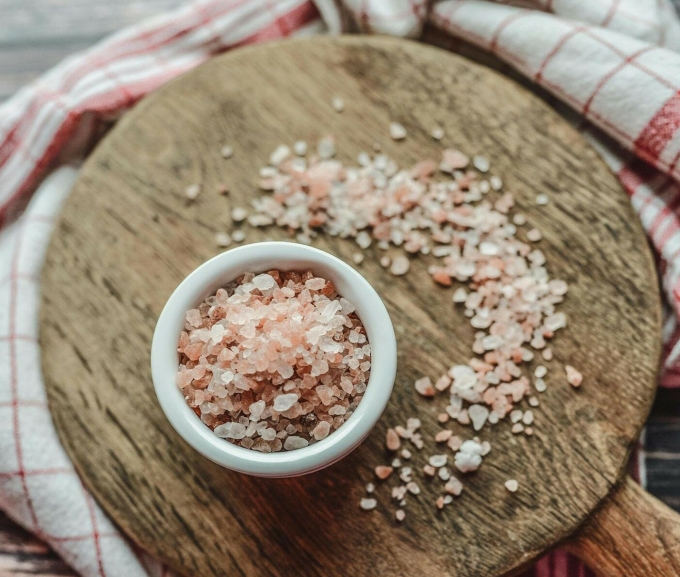 Những thói quen hàng ngày ảnh hưởng tới thận thế nào? Chế độ ăn nhiều muối có thể gây bất lợi lên chức năng thận. Ảnh: Pexels