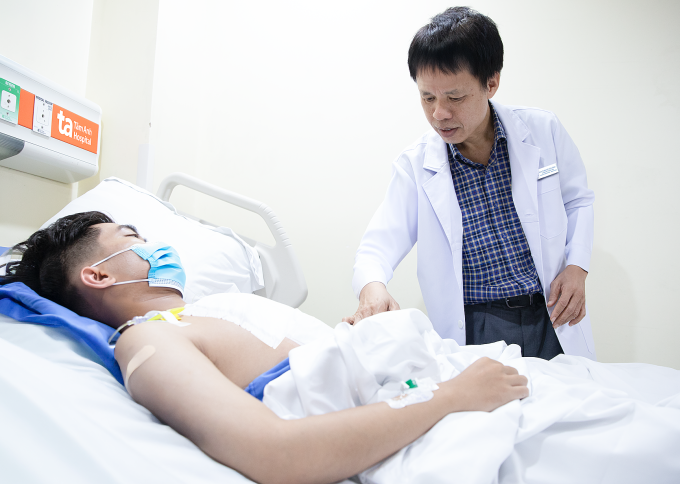 Chàng trai mắc ung thư mô mềm di căn phổi Bác sĩ Vĩnh kiểm tra sức khỏe cho người bệnh sau khi phẫu thuật thành công. Ảnh: Bệnh viện cung cấp