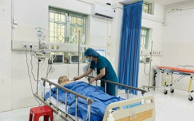 Ngộ độc củ ấu tàu Bác sĩ điều trị bệnh nhân. Ảnh: Bệnh viện cung cấp