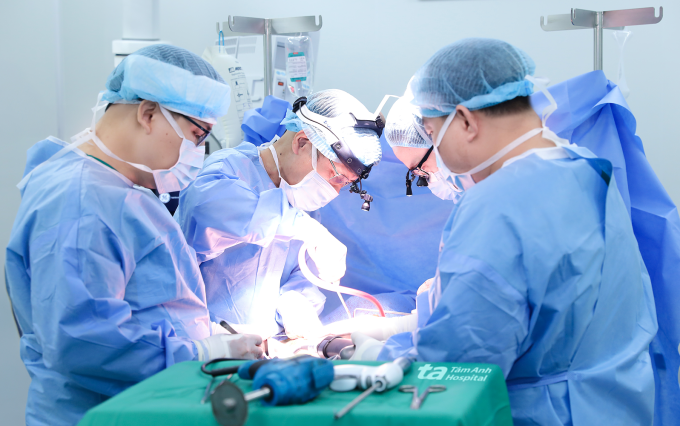 Chàng trai mắc ung thư mô mềm di căn phổi Bác sĩ Vĩnh (thứ hai từ trái sang) cùng êkíp phẫu thuật loại bỏ khối u cho người bệnh. Ảnh: Bệnh viện Đa khoa Tâm Anh