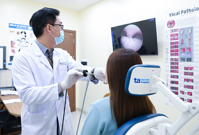 Sỏi amidan lớn gây hôi miệng Bác sĩ Nguyên đang nội soi cho Kim. Ảnh: Bệnh viện Đa khoa Tâm Anh