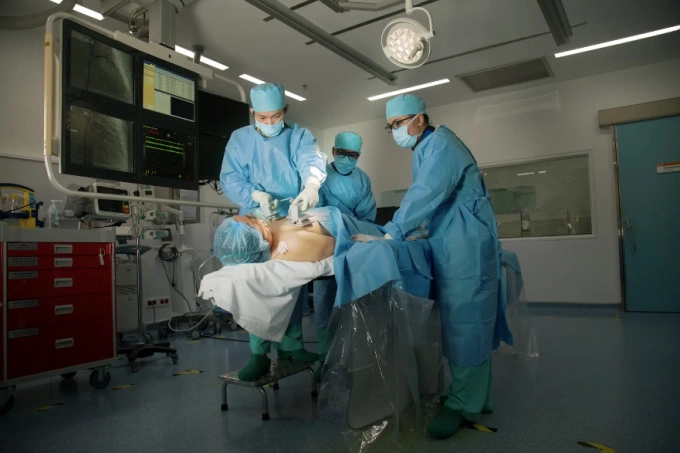 Cứu sống người đàn ông bị nhồi máu cơ tim ngoài giàn khoan Bệnh nhân được can thiệp nhanh chóng nhờ quy trình cấp cứu tim mạch khẩn được kích hoạt trước đó. Ảnh: Bệnh viện FV.