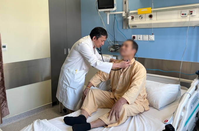 Cứu sống người đàn ông bị nhồi máu cơ tim ngoài giàn khoan TS.BS. Hồ Minh Tuấn thăm khám cho bệnh nhân sau can thiệp. Ảnh: Bệnh viện FV