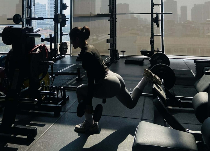 Nữ huấn luyện viên giữ dáng săn chắc nhờ gym, pilates Chị Huế duy trì tập gym để cải thiện sức khỏe. Ảnh: Nhân vật cung cấp