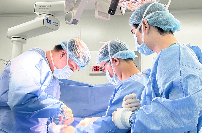 Thiếu niên ba lần xoắn tinh hoàn Bác sĩ Thiện (ngoài cùng bên trái) cùng êkíp phẫu thuật cho Kiên. Ảnh: Hoài Thương