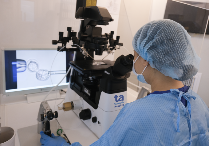 Người chậm phát triển trí tuệ có sinh con khỏe mạnh không? Chuyên viên phôi học IVF Tâm Anh thực hiện kỹ thuật sinh thiết sàng lọc phôi tiền làm tổ. Ảnh: Bảo Phương