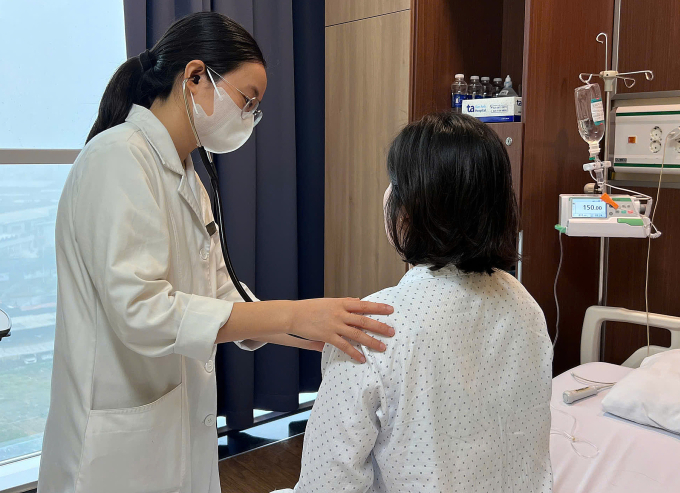 Zona thần kinh tấn công mắt người phụ nữ Bác sĩ Hậu khám cho chị Sen trước khi xuất viện. Ảnh: Bệnh viện Đa khoa Tâm Anh