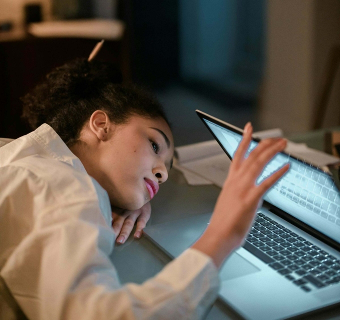 Những thói quen hàng ngày ảnh hưởng tới thận thế nào? Thức khuya có thể gây hại gián tiếp cho thận. Ảnh: nabhs