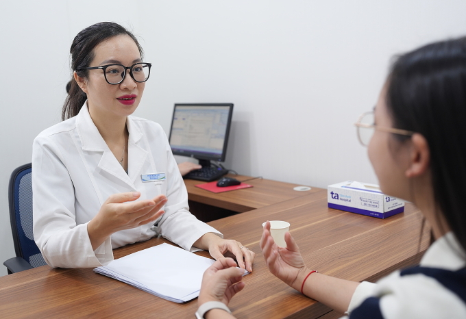 Nên tiêm filler hay botox làm mờ nếp nhăn vùng mắt? Bác sĩ Thủy đang tư vấn cho một phụ nữ về phương pháp điều trị nếp nhăn vùng mắt. Ảnh: Bệnh viện Đa khoa Tâm Anh