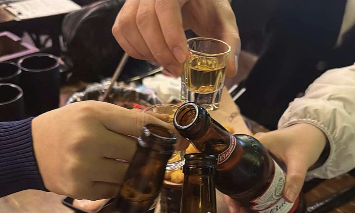 Những người đàn ông chỉ dám "yếu đuối" khi say