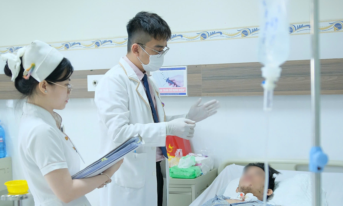 Chàng trai bị thang máy kẹp cổ gần đứt lìa vành tai