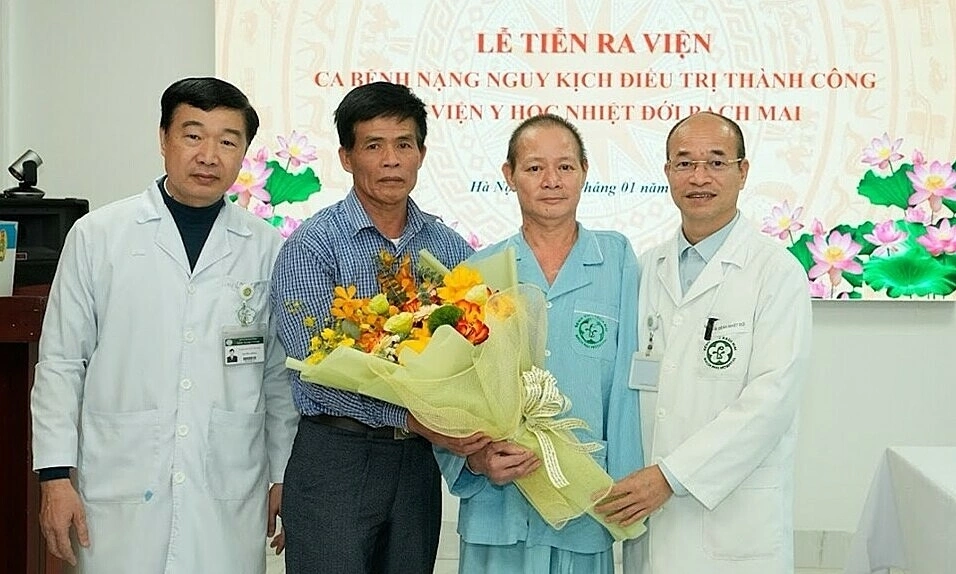 Người đàn ông hoại tử tay vì tự chọc kim vào mụn mủ